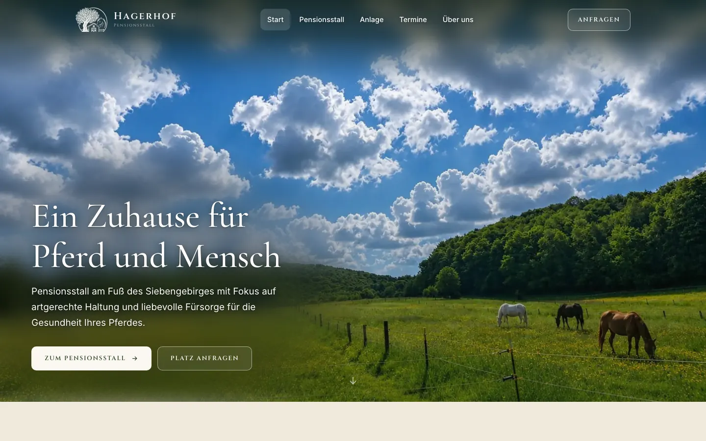 Startseite der Website des Hagerhofs mit Pferden auf der Weide vor dem Siebengebirge